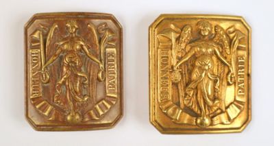 deux plaques métalliques dorées représentant la Vierge à l'Enfant Jésus sur fond blanc