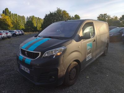 une camionnette noire à rayures bleues garée sur un parking