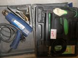 une boîte contenant des outils sur une table