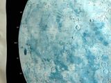 une vieille carte de la Lune accrochée au mur d'une pièce