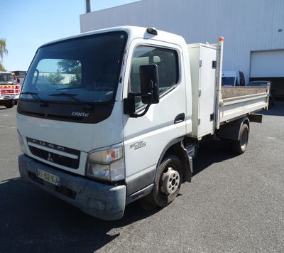 un camion blanc garé dans un parking