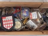 une boîte en bois remplie d'un assortiment de clés et de clés