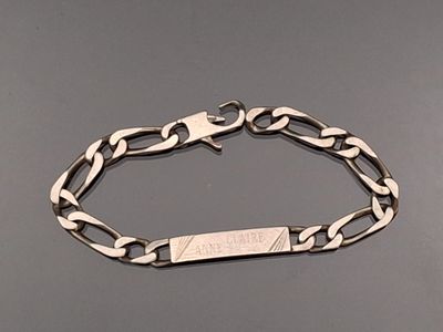 Gros plan sur un bracelet portant une étiquette