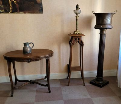 deux vases et une table dans un coin de la pièce