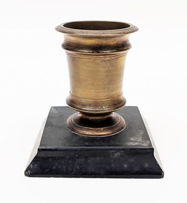 COUPE SPORTIVE en bronze sur socle en granit noir. (Usures)