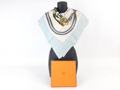HERMES Paris. Carre de soie modèle "Bride de gala" avec boit…