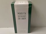 une photo d'un coffret de parfum posé sur une table