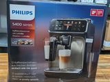 la boîte est ouverte sur une table où se trouve une cafetière