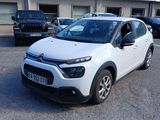 une petite voiture blanche garée dans un parking