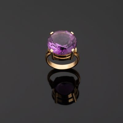 Bague en or jaune 750°°° (tête d'aigle) centrée d’une import…