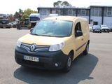 une petite camionnette jaune garée dans un parking