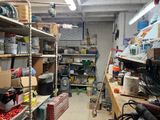 une pièce remplie de nombreux objets différents