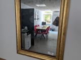 un miroir accroché au mur d'une pièce