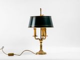 une lampe posée sur une table à côté d'une lampe