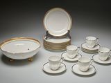 les nombreuses tasses et soucoupes qui se trouvent sur la table
