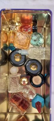 de nombreux parfums différents dans un récipient en métal posé sur une table