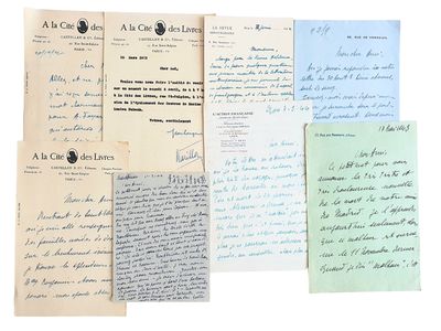 plusieurs vieilles lettres sont empilées sur une surface blanche