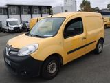 La camionnette jaune est garée sur un parking, à côté d'autres véhicules.