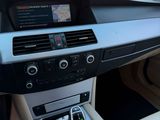 l'intérieur d'une voiture avec un tableau de bord et un volant