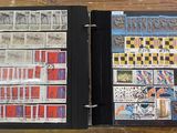un livre sur lequel sont collés tout un tas de timbres