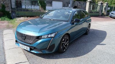 une voiture bleue garée sur le bord de la route