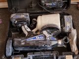 une caisse à outils avec des outils sur le sol