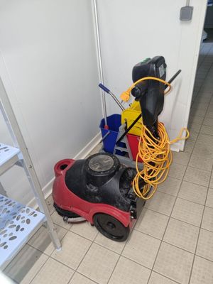 un aspirateur rouge et noir et un aspirateur bleu et jaune