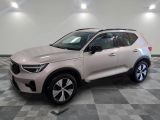 le 4x4 blanc est garé sur le sol en damier d'un garage