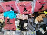 tout un tas d'objets qui traînent sur un canapé