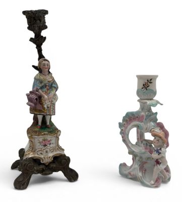 deux figurines assises l'une à côté de l'autre