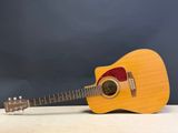 un gros plan d'une guitare posée sur une table, sur fond sombre