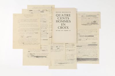 une pile de vieux papiers empilés les uns sur les autres