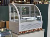 une vitrine au milieu d'un magasin remplie de produits alimentaires