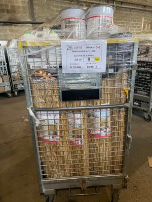 un chariot en métal contenant beaucoup de nourriture