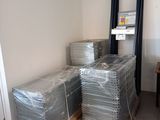 une pile de palettes posée au milieu d'une pièce