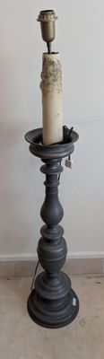 une bougie posée sur une table