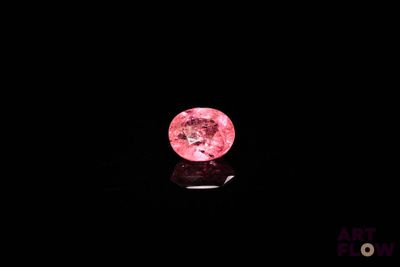 un diamant rose sur une surface noire