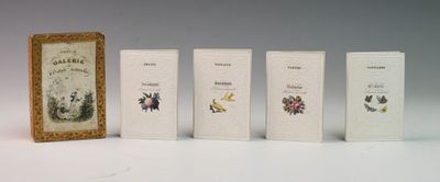 quatre petits flacons de parfum posés les uns à côté des autres sur une surface blanche
