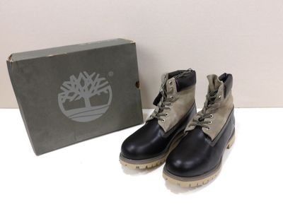une paire de bottes en bois pour homme devant une boîte