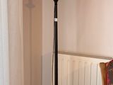 une lampe posée à côté d'une chaise dans une pièce
