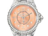 un gros plan d'une montre sur fond blanc, sertie de diamants