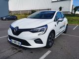 la voiture blanche est garée dans le parking à côté du bâtiment