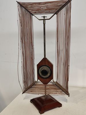 une photo d'une sculpture réalisée en fil de fer et en bois