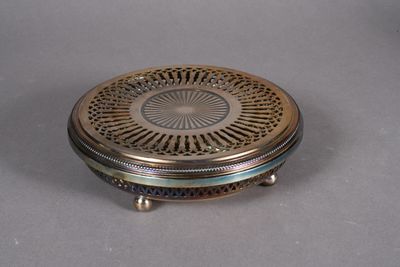 une assiette en argent ornée d'un motif circulaire