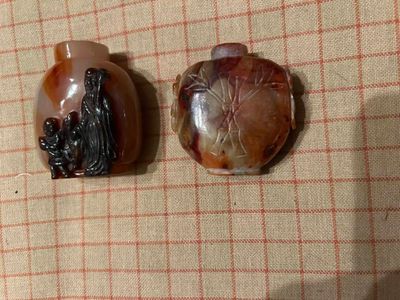 deux œuvres d'art posées sur une table