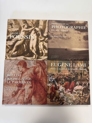 trois livres sur une table blanche sur fond blanc