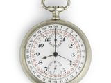 un gros plan d'une montre de poche en argent sur fond blanc