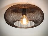 une image d'une lampe fixée au plafond d'une pièce
