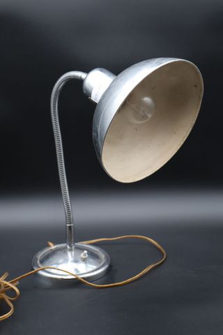 Lampe de bureau dans le goût JUMO en métal chromé, bras articulé....