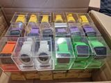 tout un tas de montres de différentes couleurs dans une boîte